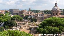 Italien: Blick vom Monumento Vittorio Emanuele II auf das Forum Romanum in Rom.
Foto vom 05. September 2014. | Verwendung weltweit
