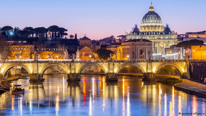St. Peters Basilica und der Vatikan mit Ponte St Angelo über dem Tiber in der Abenddämmerung, Rom (picture-alliance)