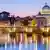 St. Peters Basilica und der Vatikan mit Ponte St Angelo über dem Tiber in der Abenddämmerung, Rom