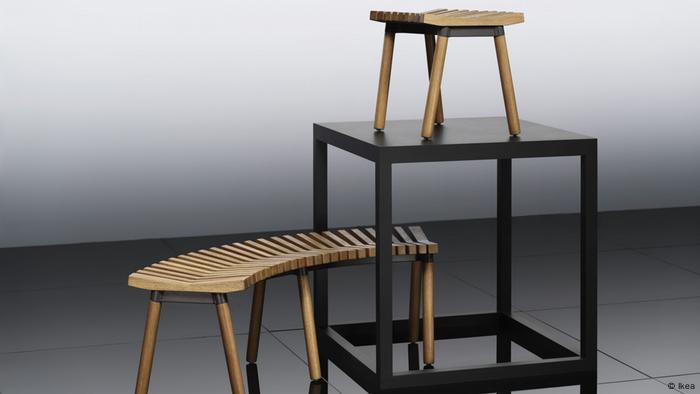 Eine geschwungene Sitzbank mit einem Esstisch (Ikea)