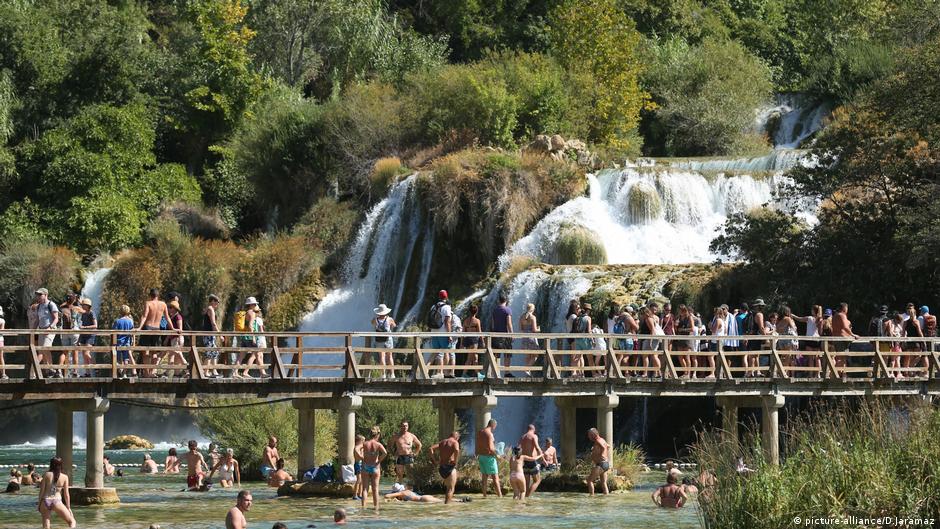 حمام بارد ومروحة أخطاء شائعة في التعامل مع موجات الحر منوعات نافذة Dw عربية على حياة المشاهير والأحداث الطريفة Dw 03 07 2021