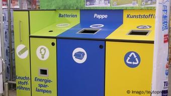 Контейнеры в немецком супермаркете для раздельного сбора отходов.