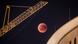 Ein rötlich gefärbter Vollmond neben einem Kran Ein rötlich gefärbter Vollmond neben einem Kran