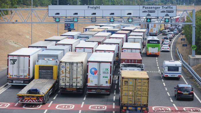 Lastwagen stehen vor dem Eurotunnel auf britischer Seite im Stau (picture-alliance/Zumapress/G. Falvey)