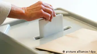 Bundestagswahl Symbolbild Wahlurne Wahlzettel