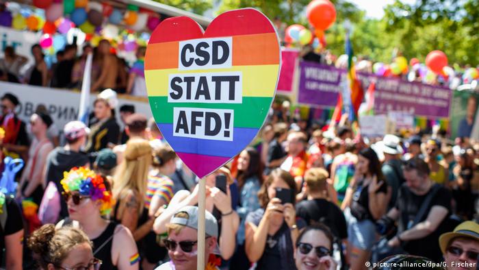 Участници в парада Christopher Street Day в Берлин са издигнали плакат срещу Алтернатива за Германия
