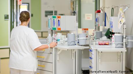 Медицинската сестра Клаудия Мюлер се заразява с коронавирус в белодробната