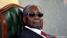 Sorpresiva reaparición de Robert Mugabe en Zimbabue