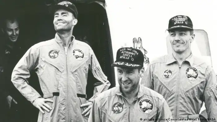 Apollo 13 crew after extraction (picture-alliance/Consolidated News Photo/NASA)