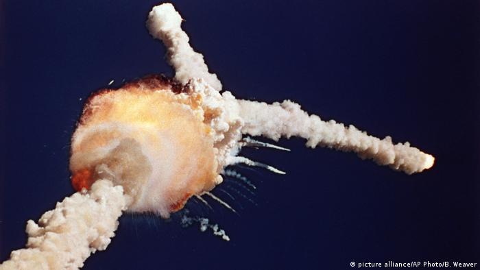 Moment of explosion of the Space Shuttle Challenger (picture alliance/AP Photo/B. Weaver)
