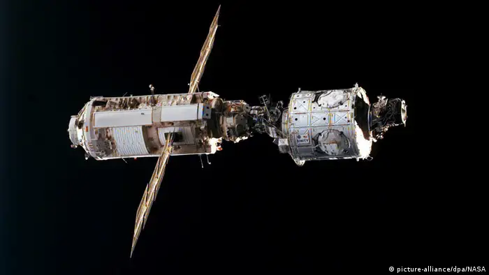 Unity linking with Zarya in 1998 (picture-alliance/dpa/NASA)
