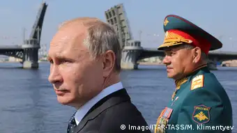 Russland Präsident Wladimir Putin bei der Flottenparade in St. Petersburg