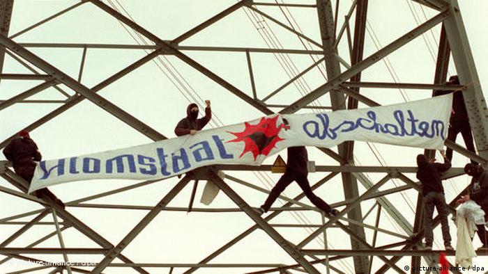Masked demonstrators hang a banner against nuclear power in 1997 (picture-alliance / dpa)