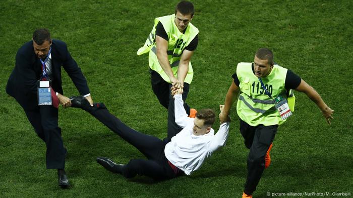 Russland Pussy Riot - Aktivisten stürmen das WM-Finale