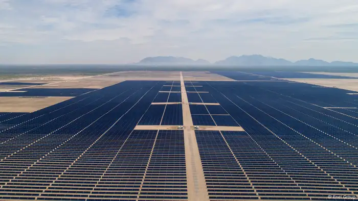 Eine Anreihung von Solarzellen des Solarparks Villanueva Solar in Mexiko (Foto: Enel Group)