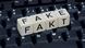 Слова FAKE и FAKT на кубиках и клавиатура компьютера Слова FAKE и FAKT на кубиках и клавиатура компьютера