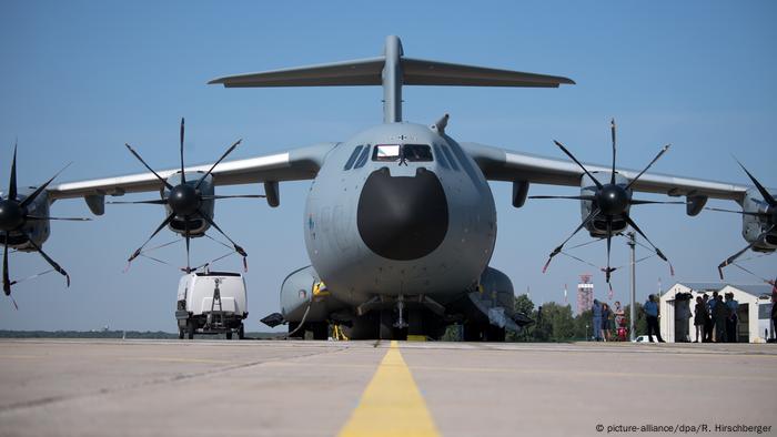 Transportflugzeug A400M
Flugzeuge, die am Boden bleiben: Beim Transportflugzeug Airbus A400M ist das ein Dauerzustand. Lange galt der A400M als Pannenflieger: Er war teurer als kalkuliert, kam später als geplant und konnte weniger als vereinbart. Weil zu wenige Maschinen einsatzbereit sind, fliegt die Bundeswehr weiter mit der 50 Jahre alten Transall.