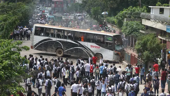 Bangladesch Dhaka - Proteste nachdem zwei Studenten bei Straßenunfällen starben