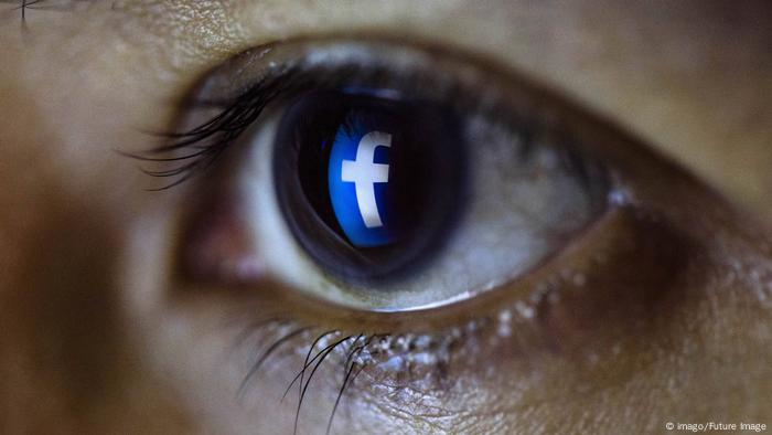 Tablet Benutzer blickt auf ein Facebook Logo Foto xC xHardtx xFuturexImage