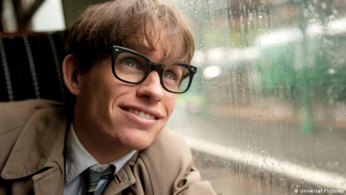 Eddie Redmayne als Stephen Hawking schaut aus einem verregneten Fenster (Universal Pictures)