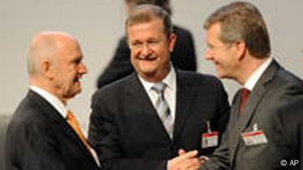 Der damalilge Ministerpräsident Niedersachsens Christian Wulff, rechts, und Wendelin Wiedeking, Vorstandsvorsitzender von Porsche, Mitte, werden zu Beginn der Volkswagen Hauptversammlung am 23. April 2009, in Hamburg vom Aufsichtsratsvorsitzenden von Volkswagen Ferdinand Piech begruesst. (Foto:AP)