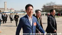 --FILE--Chinese host and actor Zhu Jun leaves the Great Hall of the People after the third plenary meeting of the Fifth Session of the 12th National Committee of the CPPCC (Chinese People's Political Consultative Conference) in Beijing, China, 10 March 2017. Zhu Jun, a household-name TV personality, became one of the latest to be accused of sexual assault in the #MeToo movement sweeping China. A former intern for Zhu's show posted a lengthy account Thursday on China's social media platform Sina Weibo of how she was molested by Zhu four years ago. The post went viral but was quickly taken down from Weibo. The intern's story emerged as the #MeToo movement reached a new height in China this week after a number of well-known figures were accused of sexual assault or harassment. Many of them are NGO activists or public intellectuals who have been viewed as champions of progressive values. Foto: Ge Jinfh/Imaginechina/dpa |