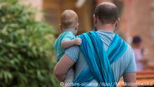 20.06.2018, Sachsen, Dresden: Ein Mann hält ein Baby auf dem Arm. Nach der Geburt von Kindern machen meist die Mütter eine Pause vom Job. Das Elterngeld hat in Sachsen Konjunktur - auch wegen des Geburtenhochs. (zu dpa «Elterngeld in Sachsen gefragt - Auch Väter nehmen sich Zeit für Babys» vom 22.06.2018) Foto: Monika Skolimowska/dpa-Zentralbild/dpa | Verwendung weltweit