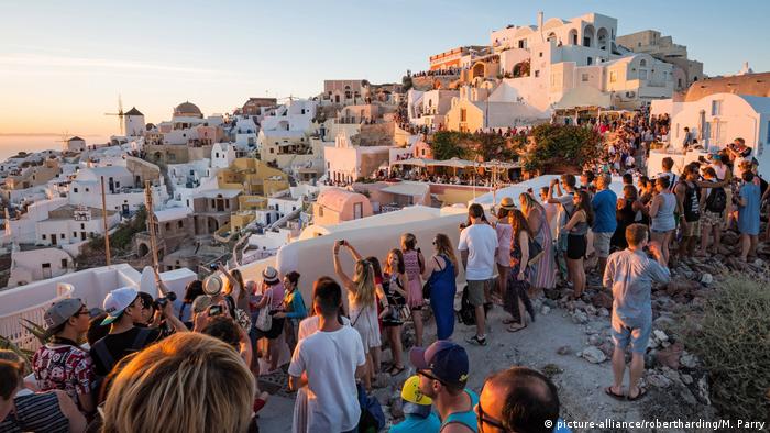 Griechenland Santorini Touristen schauen sich den Sonnenaufgang an