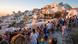 Griechenland Santorini Touristen schauen sich den Sonnenaufgang an Griechenland Santorini Touristen schauen sich den Sonnenaufgang an