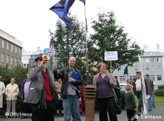 反对加入欧盟的冰岛人在议会前抗议