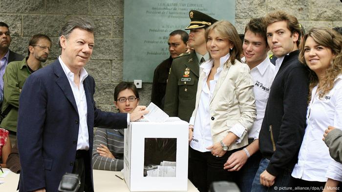 Kolumbien Juan Manuel Santos mit Familie 2010 (picture_alliance/dpa/L. Munoz)