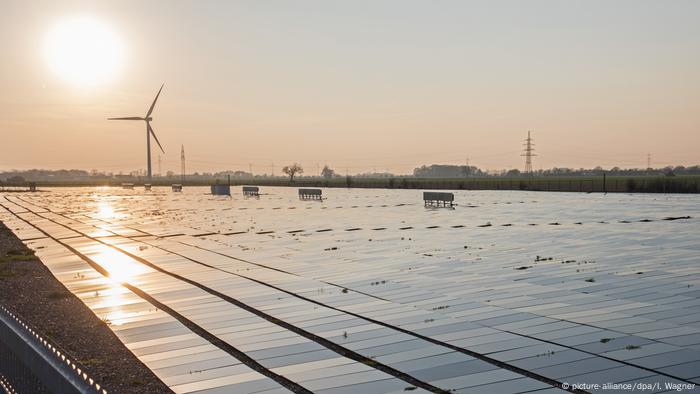 Sonnenkollektoren und eine moderne Windmühle