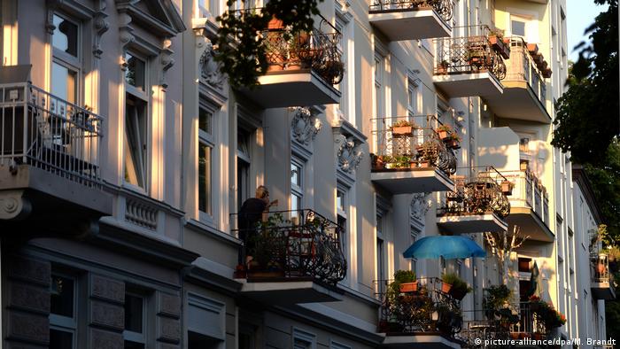 Орендувати квартиру через Airbnb вигідно. Однак дедалі більше міст посилюють правила.