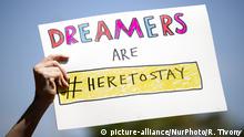 Immigration rights activists protest the Trump administrationÄôs termination of the DACA program. Los Angeles, California on September 5, 2017. The Deferred Action for Childhood Arrivals program protected 800,000 young undocumented immigrants from deportation. (Photo by Ronen Tivony/NurPhoto) | Keine Weitergabe an Wiederverkäufer.