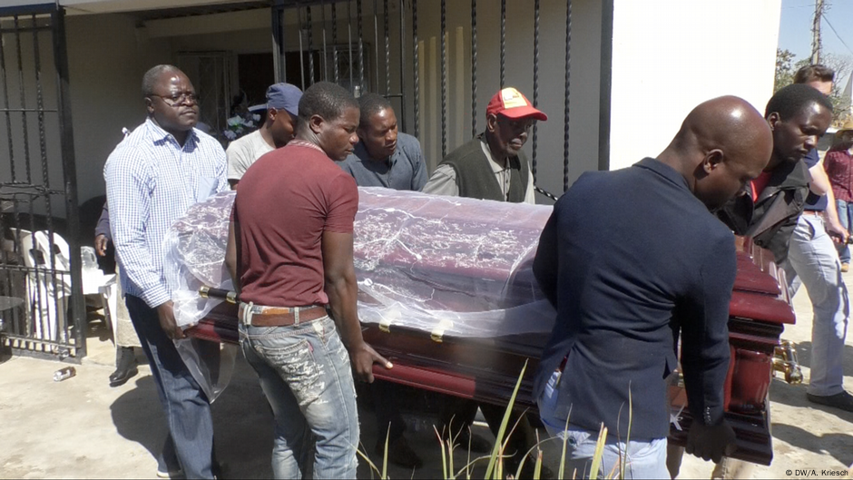 Zimbabwe buries victims of election violence – DW – 08/05/2018