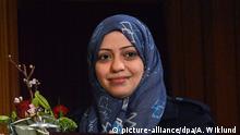 ARCHIV - Die Menschenrechtlerin Samar Badawi posiert am 25.01.2013 mit dem Olof Palme Preis, welchen sie für ihren inhaftierten Mann entgegen nahm. Badawi ist in Saudi-Arabien festgenommen worden. Wie Amnesty am 12.01.2016 unter Berufung auf saudische Aktivisten berichtete, wurde die Badawi in Dschidda zunächst in Polizeigewahrsam genommen und später in ein Gefängnis gebracht. EPA/ANDERS WIKLUND / SCANPIX SWEDEN OUT (zu dpa «Schwester von inhaftiertem saudischen Blogger Badawi festgenommen» vom 13.01.2016) +++(c) dpa - Bildfunk+++ |