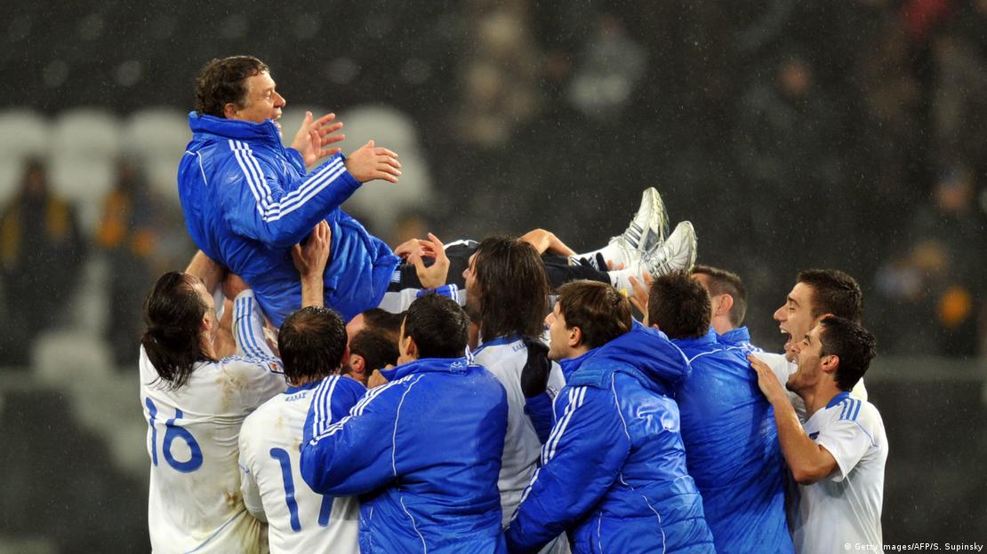 Οι παίκτες της Εθνικής Ελλάδος σηκώνουν στον αέρα τον Ρεχάγκελ μετά την πρόκριση στο Παγκόσμιο Κύπελλο του 2010