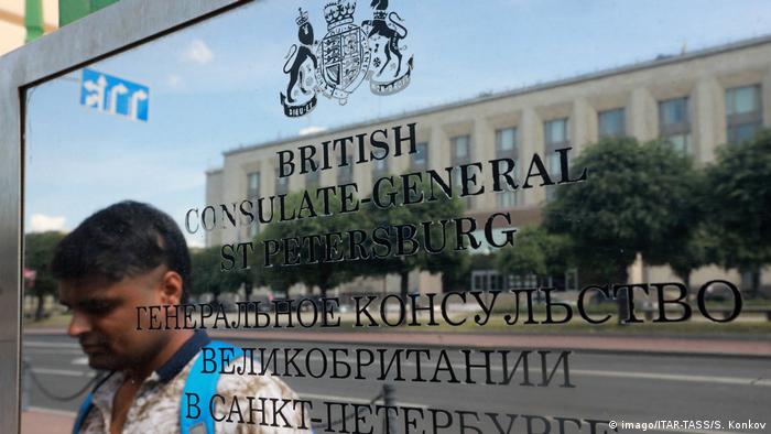 Symbolbild Russland UK | Diplomatisches Tauziehen | Schild Britisches Konsulat in Sankt Petersburg