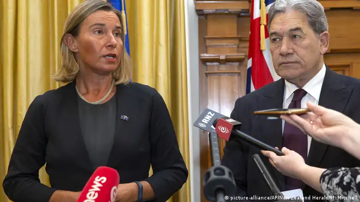 The EU's foreign policy chief, Federica Mogherini, with New Zealand foreign minister, Winston Peters (picture-alliance/AP/New Zealand Herald/M. Mitchell)