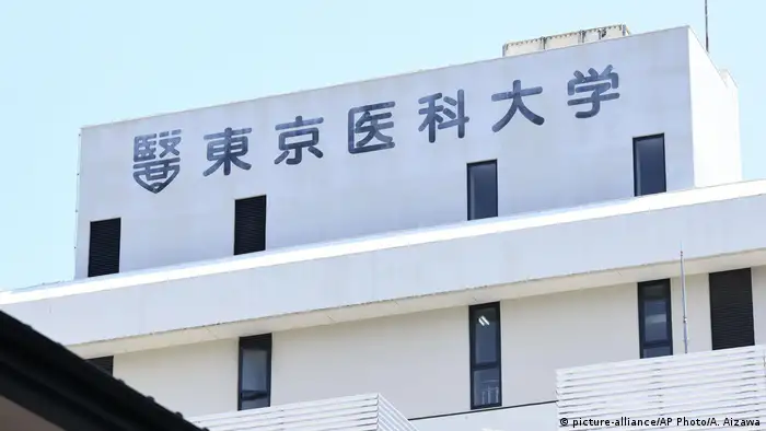 Japan, Tokio: Die Tokyo Medical School hat zugegeben, Frauen zu exludiert zu haben