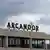 Das Logo von Arcandor auf dem Dach der Konzernzentrale in Essen vor dunklen Wolken (Archivfoto: AP)