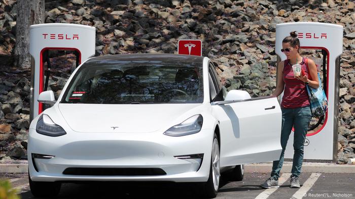 Tesla an Aufladestation (Reuters/L. Nicholson)