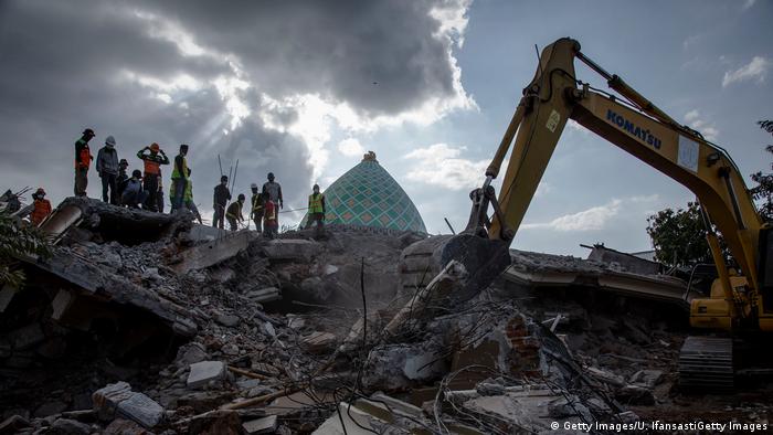 Indonesien | Aufräumarbeiten nach dem Erdbeben auf Lombok (Getty Images/U. IfansastiGetty Images)