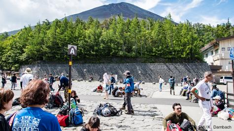Mount Fuji: A beauty from afar, a challenge up close – DW