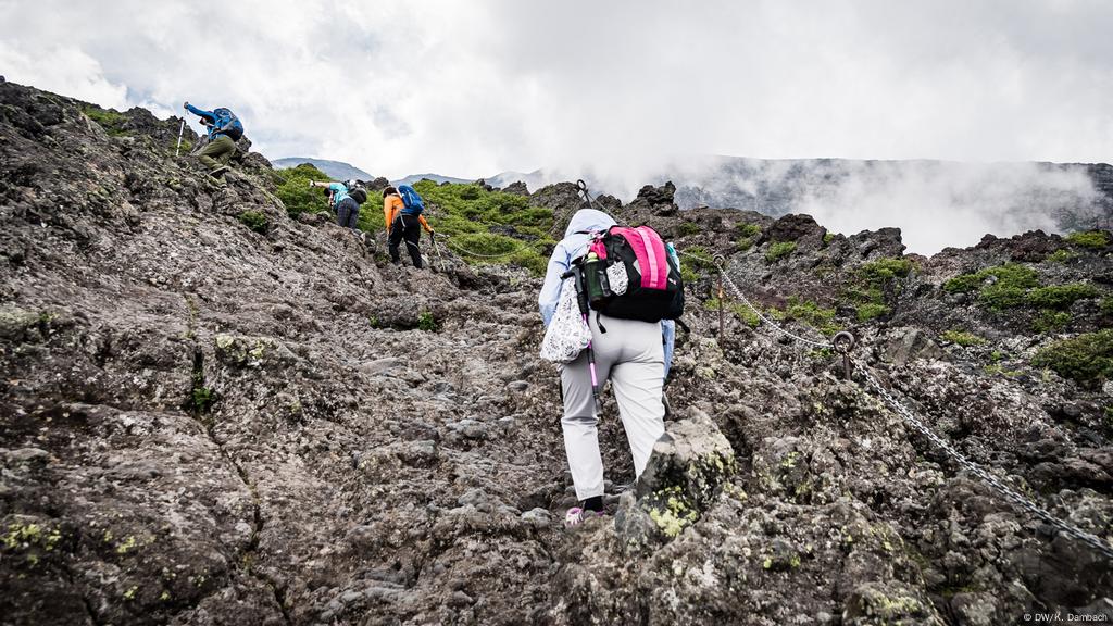 Mount Fuji A Beauty From Afar A Challenge Up Close World Breaking News And Perspectives From Around The Globe Dw 15 08 2018