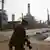   یک کارگر پالایشگاه نفت تهران در حال حرکت در محوطه پالایشگاه