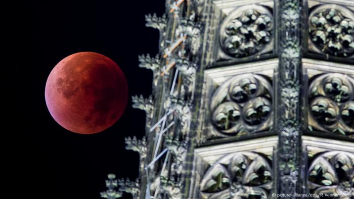Lunar eclipse over Cologne (picture-alliance / dpa / R.Vennenbernd)