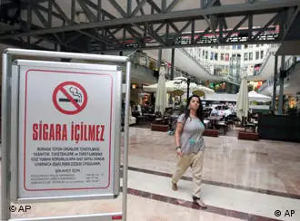 安卡拉大商场前的禁烟大招牌