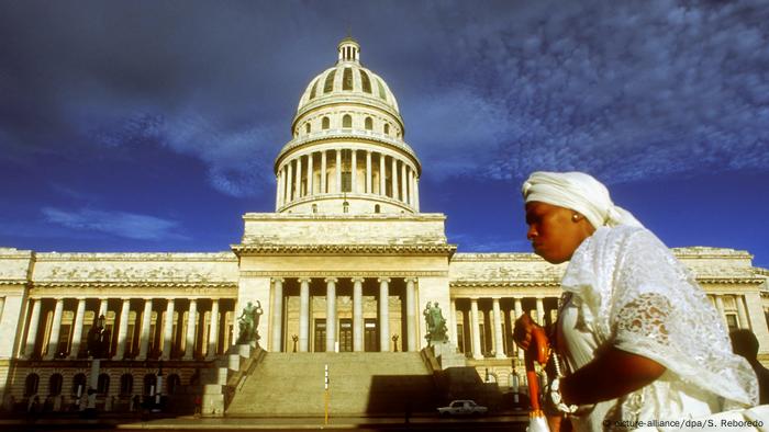 El Capitolio Nacional es la sede institucional de la Asamblea Nacional. Desde 2018, la Asamblea Nacional sesiona aquí. Fue construido por Eugenio Rayniri en 1929 por encargo del presidente Gerardo Machado. Inspirado en el neoclasicismo del Panteón de París, San Pedro de Roma y el Capitolio de Washington tiene una cúpula de 91,73 m de altura. Es “uno de los seis palacios más importantes del mundo”.