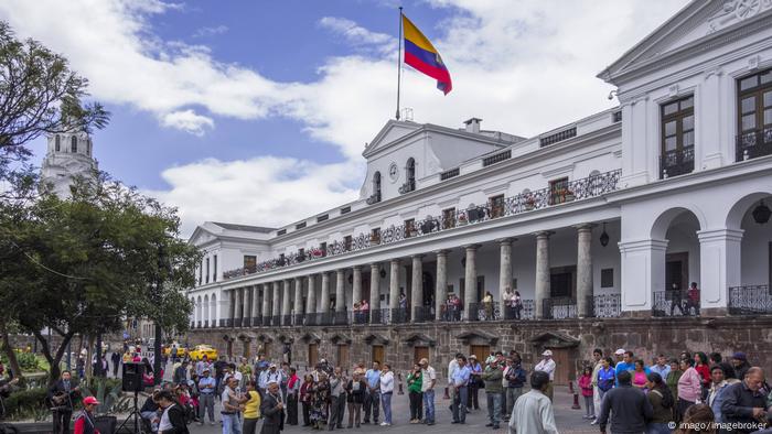 Es la sede del Gobierno y residencia del presidente. Ubicado en la Plaza de la Independencia o Plaza Grande. Habría sido Simón Bolívar quien le llamó Palacio de Carondelet, alabando el buen gusto de Francisco Luis Héctor Barón de Carondelet, un francés al servicio de España, quien ordenó la construcción de su fachada, cuyo principal elemento, una columnata, se mantiene hasta la actualidad. 